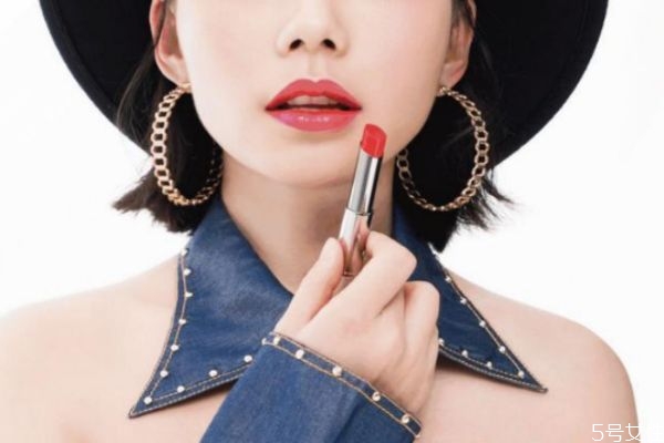 口紅是橫著涂還是豎著涂 怎么豎著涂口紅 口紅是橫著涂還是豎著涂 怎么豎著涂口紅