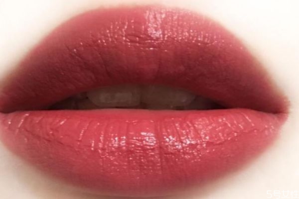 玫瑰豆沙色口紅顯老嗎 玫瑰豆沙色口紅適合什么膚色 玫瑰豆沙色口紅顯老嗎 玫瑰豆沙色口紅適合什么膚色