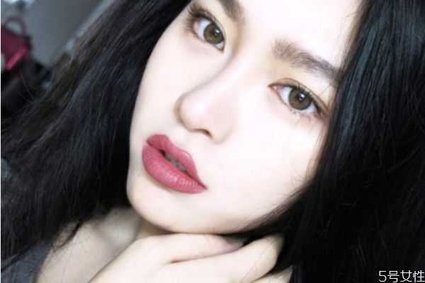 為什么涂口紅之前刷粉底 涂口紅一定要涂粉底么 為什么涂口紅之前刷粉底 涂口紅一定要涂粉底么