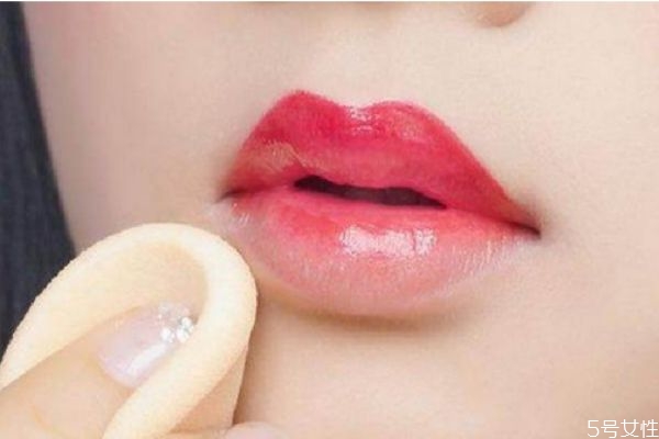 為什么涂口紅之前刷粉底 涂口紅一定要涂粉底么 為什么涂口紅之前刷粉底 涂口紅一定要涂粉底么