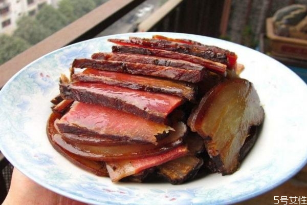 炒臘肉是怎么做的 炒臘肉用不用煮一下臘肉 炒臘肉是怎么做的 炒臘肉用不用煮一下臘肉