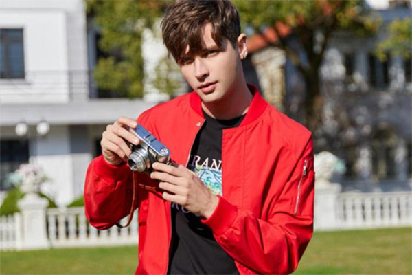 男生穿紅色衣服好看嗎 男生紅色衣服搭配圖片 男生穿紅色衣服好看嗎 男生紅色衣服搭配圖片