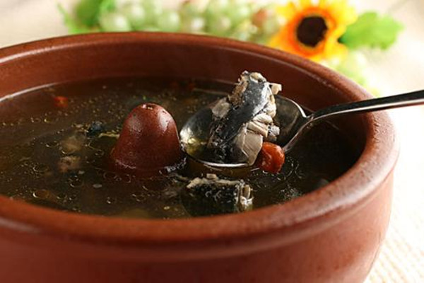 吃烏雞可以補(bǔ)腎嗎 什么樣的烏雞好 吃烏雞可以補(bǔ)腎嗎 什么樣的烏雞好