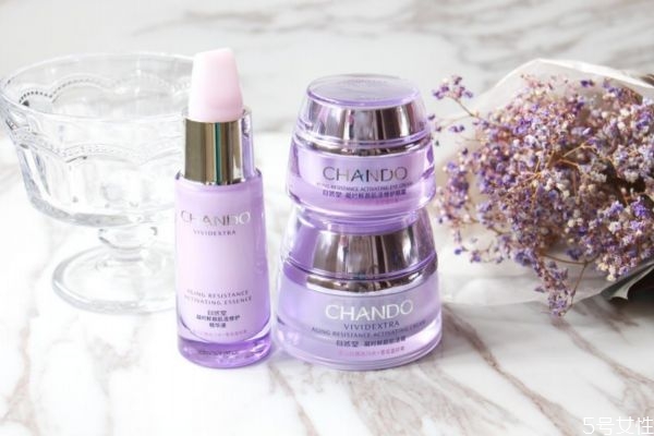 自然堂藍瓶和紫瓶的哪個好 自然堂紫瓶和藍瓶區(qū)別 自然堂藍瓶和紫瓶的哪個好 自然堂紫瓶和藍瓶區(qū)別