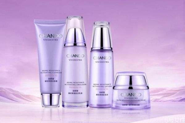 自然堂藍瓶和紫瓶的哪個好 自然堂紫瓶和藍瓶區(qū)別 自然堂藍瓶和紫瓶的哪個好 自然堂紫瓶和藍瓶區(qū)別