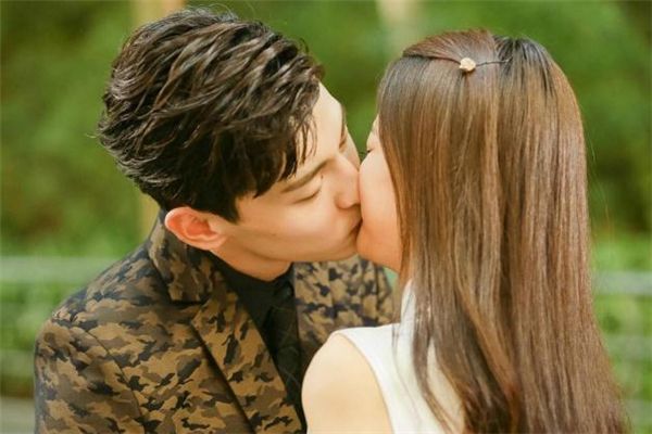 遇到喜歡的人該怎么聊天 遇到喜歡的人該主動聊天嗎 遇到喜歡的人該怎么聊天 遇到喜歡的人該主動聊天嗎