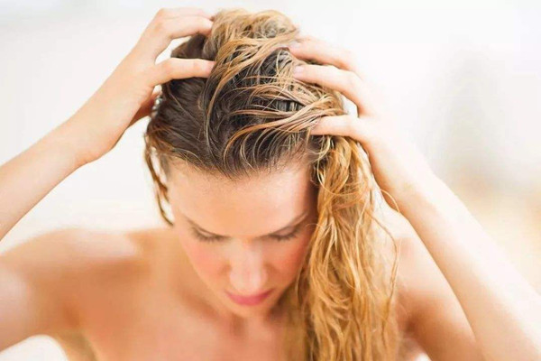 頭發(fā)油怎么洗頭發(fā)好 頭發(fā)油用什么類型的洗發(fā)水好 頭發(fā)油怎么洗頭發(fā)好 頭發(fā)油用什么類型的洗發(fā)水好