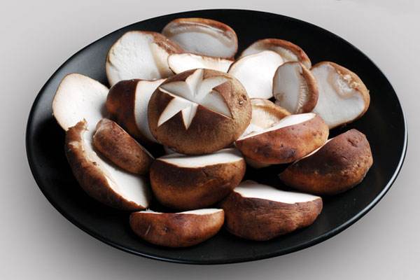 香菇焯水后可以冷凍嗎 香菇冷凍會(huì)怎樣 香菇焯水后可以冷凍嗎 香菇冷凍會(huì)怎樣