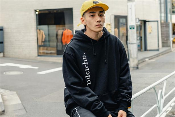 字母衛(wèi)衣什么顏色好看 男生字母衛(wèi)衣搭配圖片 字母衛(wèi)衣什么顏色好看 男生字母衛(wèi)衣搭配圖片