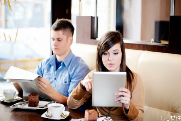 女朋友和我聊天很冷淡 女朋友突然開始不粘我 女朋友和我聊天很冷淡 女朋友突然開始不粘我