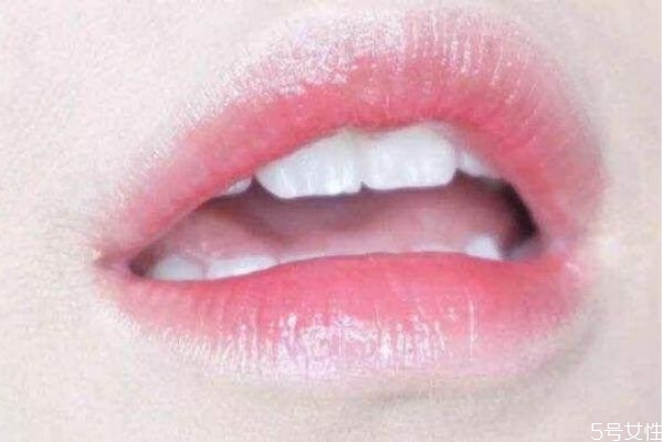 涂了唇釉為什么不能抿嘴 唇釉的錯誤使用方法 涂了唇釉為什么不能抿嘴 唇釉的錯誤使用方法