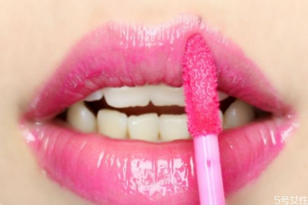 涂了唇釉為什么不能抿嘴 唇釉的錯誤使用方法 涂了唇釉為什么不能抿嘴 唇釉的錯誤使用方法