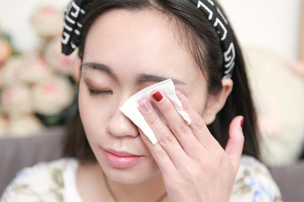 眼部卸妝步驟是什么 眼部怎樣卸妝才干凈 眼部卸妝步驟是什么 眼部怎樣卸妝才干凈
