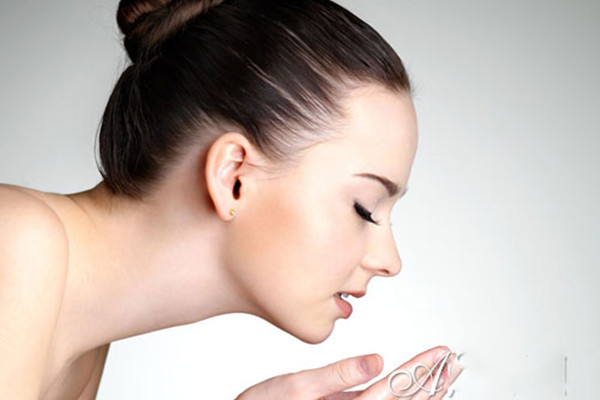 為什么秋冬季皮膚會干燥呢 如何預(yù)防秋冬季皮膚干燥發(fā)癢 為什么秋冬季皮膚會干燥呢 如何預(yù)防秋冬季皮膚干燥發(fā)癢