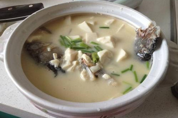 燉魚湯用大火還是小火 魚湯燉多長時間 燉魚湯用大火還是小火 魚湯燉多長時間