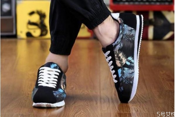 冬天可以穿運(yùn)動(dòng)鞋嗎 冬天運(yùn)動(dòng)鞋怎么搭配 冬天可以穿運(yùn)動(dòng)鞋嗎 冬天運(yùn)動(dòng)鞋怎么搭配