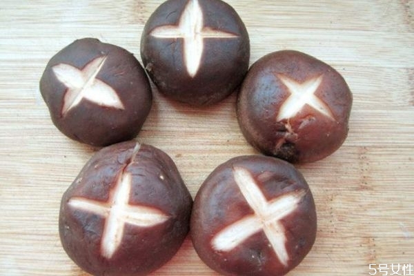 香菇為什么要切十字 香菇十字怎么切 香菇為什么要切十字 香菇十字怎么切