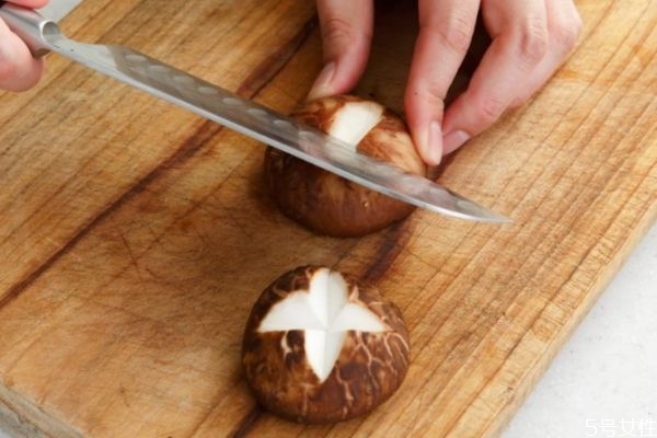 香菇為什么要切十字 香菇十字怎么切 香菇為什么要切十字 香菇十字怎么切