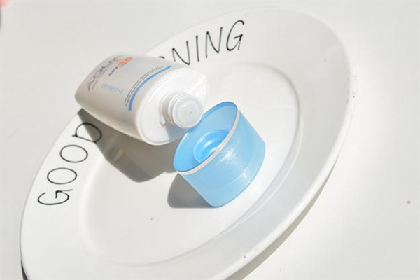 mistine防曬霜可以涂臉上嗎 mistine防曬霜用卸妝嗎 mistine防曬霜可以涂臉上嗎 mistine防曬霜用卸妝嗎