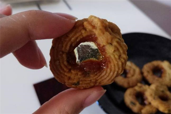 玻璃曲奇可以用軟糖做嗎 玻璃曲奇吃了會(huì)胖嗎 玻璃曲奇可以用軟糖做嗎 玻璃曲奇吃了會(huì)胖嗎