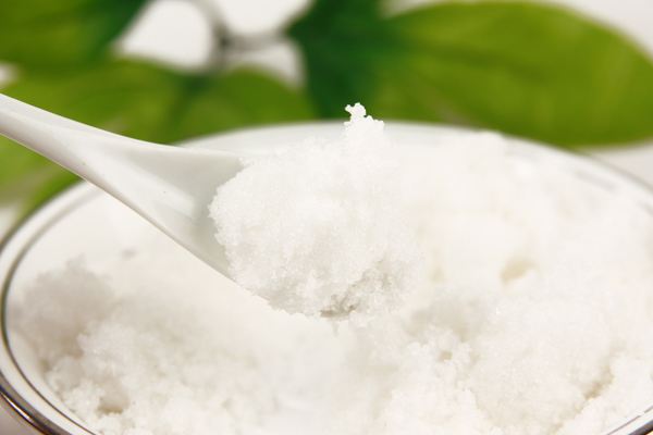 白糖和鹽哪個去角質好 怎么用鹽去角質 白糖和鹽哪個去角質好 怎么用鹽去角質