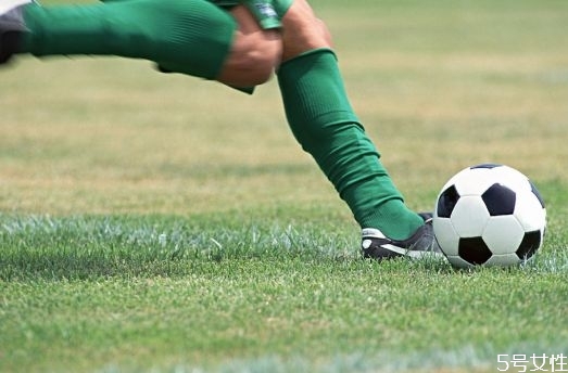足球初學(xué)者應(yīng)該注意什么 足球比賽場上一共會(huì)有幾個(gè)人
