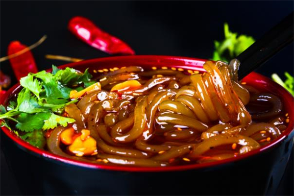 酸辣粉的湯能喝嗎 酸辣粉的湯有營養(yǎng)嗎 酸辣粉的湯能喝嗎 酸辣粉的湯有營養(yǎng)嗎