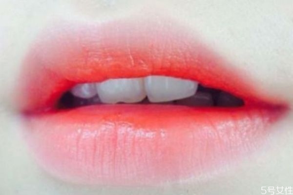 新口紅都有一層蠟嗎 新口紅上的蠟怎么去除 新口紅都有一層蠟嗎 新口紅上的蠟怎么去除