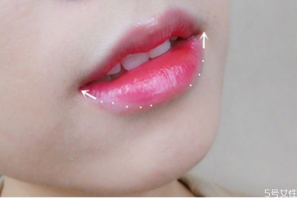 新口紅都有一層蠟嗎 新口紅上的蠟怎么去除 新口紅都有一層蠟嗎 新口紅上的蠟怎么去除