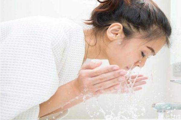 冷水洗臉可以縮毛孔嗎 關于洗臉的一些問題 冷水洗臉可以縮毛孔嗎 關于洗臉的一些問題