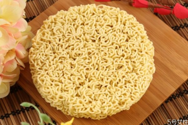 方便面泡多久比較好 一包泡面的熱量是多少 方便面泡多久比較好 一包泡面的熱量是多少