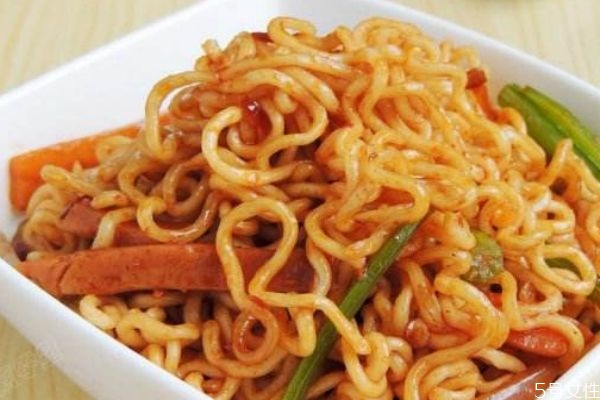 方便面泡多久比較好 一包泡面的熱量是多少 方便面泡多久比較好 一包泡面的熱量是多少