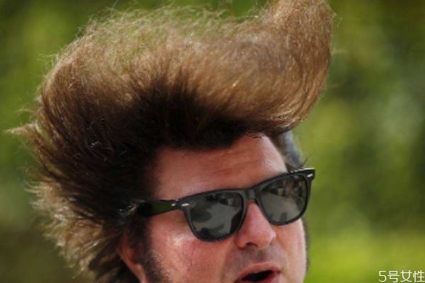 頭發(fā)打蠟是什么意思 頭發(fā)打蠟有什么好處 頭發(fā)打蠟是什么意思 頭發(fā)打蠟有什么好處