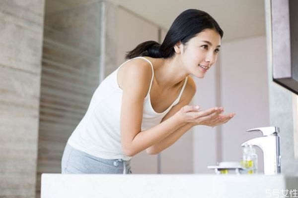 冷水洗臉可以縮毛孔嗎 關于洗臉的一些問題 冷水洗臉可以縮毛孔嗎 關于洗臉的一些問題