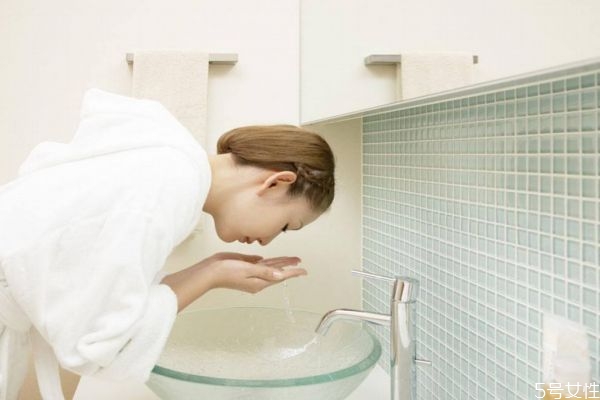 美白的洗面奶真的能美白嗎 洗面奶真能美白嗎 美白的洗面奶真的能美白嗎 洗面奶真能美白嗎