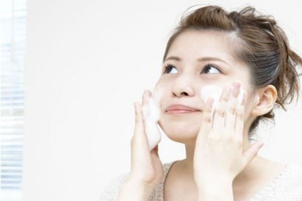 冷水洗臉可以縮毛孔嗎 關于洗臉的一些問題 冷水洗臉可以縮毛孔嗎 關于洗臉的一些問題