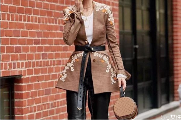 小西裝是收腰好看還是韓版好看 小西裝有腰帶好看嗎 小西裝是收腰好看還是韓版好看 小西裝有腰帶好看嗎