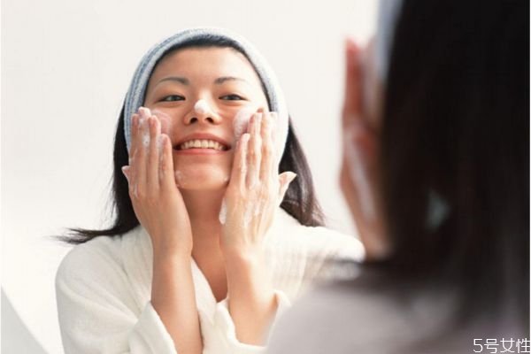 美白的洗面奶真的能美白嗎 洗面奶真能美白嗎 美白的洗面奶真的能美白嗎 洗面奶真能美白嗎