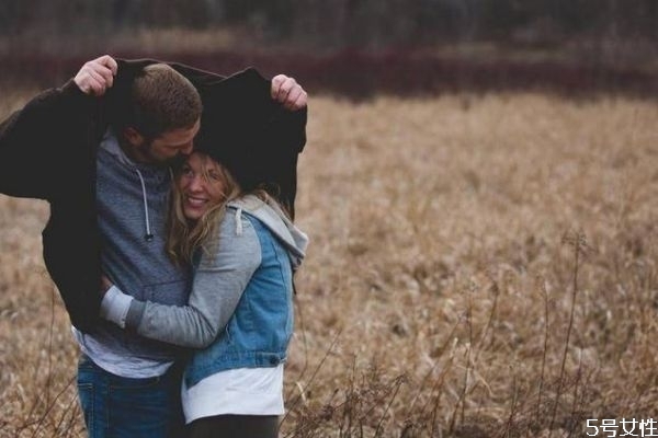 怎么試探男生喜不喜歡你 心理學(xué)判斷男生喜歡你 怎么試探男生喜不喜歡你 心理學(xué)判斷男生喜歡你