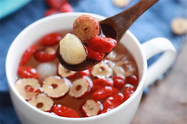 桂圓紅棗湯的做法 桂圓紅棗湯適合什么時候喝 桂圓紅棗湯的做法 桂圓紅棗湯適合什么時候喝