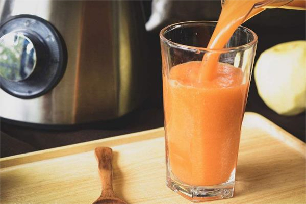榨胡蘿卜汁要加水嗎 胡蘿卜汁是喝生的嗎 榨胡蘿卜汁要加水嗎 胡蘿卜汁是喝生的嗎