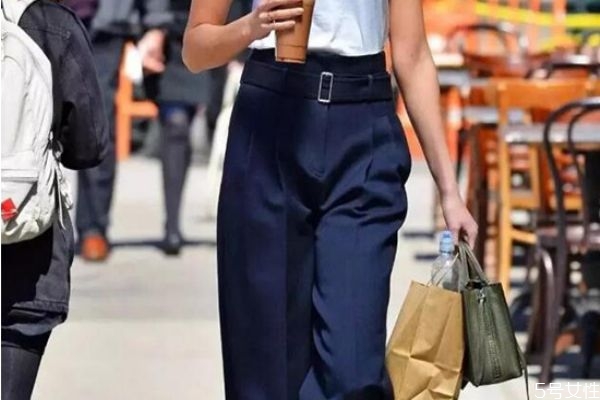 拖地褲配什么上衣外套 拖地褲搭配什么外套 拖地褲配什么上衣外套 拖地褲搭配什么外套