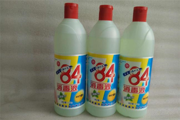84消毒液怎么消毒房間 84消毒液能?chē)娫谝路蠁? alt=