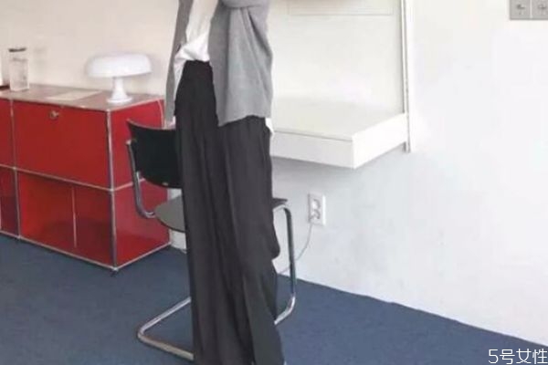 拖地褲配什么上衣外套 拖地褲搭配什么外套 拖地褲配什么上衣外套 拖地褲搭配什么外套