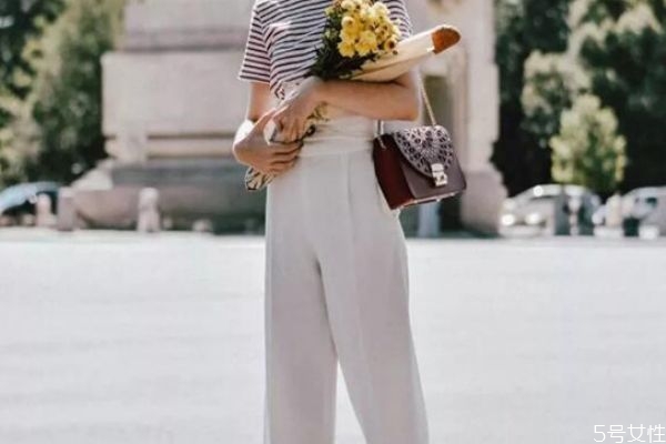 拖地褲配什么上衣外套 拖地褲搭配什么外套 拖地褲配什么上衣外套 拖地褲搭配什么外套