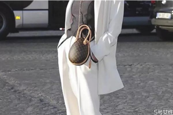 拖地褲配什么上衣外套 拖地褲搭配什么外套 拖地褲配什么上衣外套 拖地褲搭配什么外套