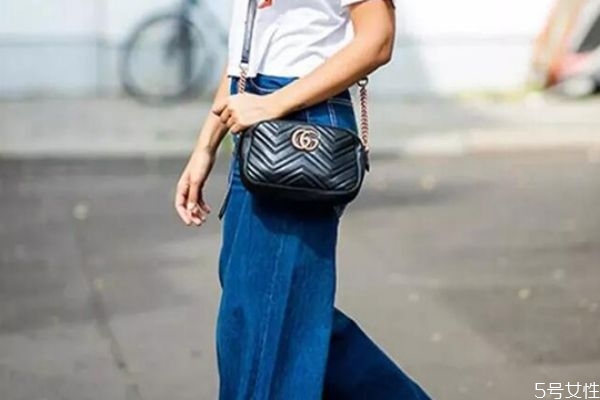 拖地褲配什么上衣外套 拖地褲搭配什么外套 拖地褲配什么上衣外套 拖地褲搭配什么外套