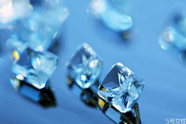 彩色寶石吊墜怎么搭配 彩色寶石吊墜的搭配技巧 彩色寶石吊墜怎么搭配 彩色寶石吊墜的搭配技巧