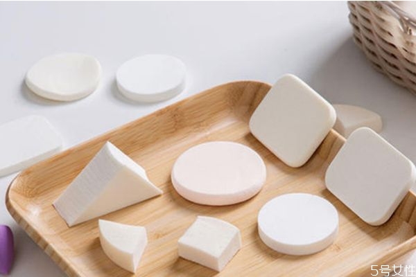 洗臉撲可以刷碗嗎 洗臉撲能用開水燙嗎 洗臉撲可以刷碗嗎 洗臉撲能用開水燙嗎