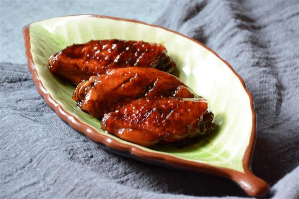 做可樂(lè)雞翅用生抽還是老抽 可樂(lè)雞翅是咸的還是甜的